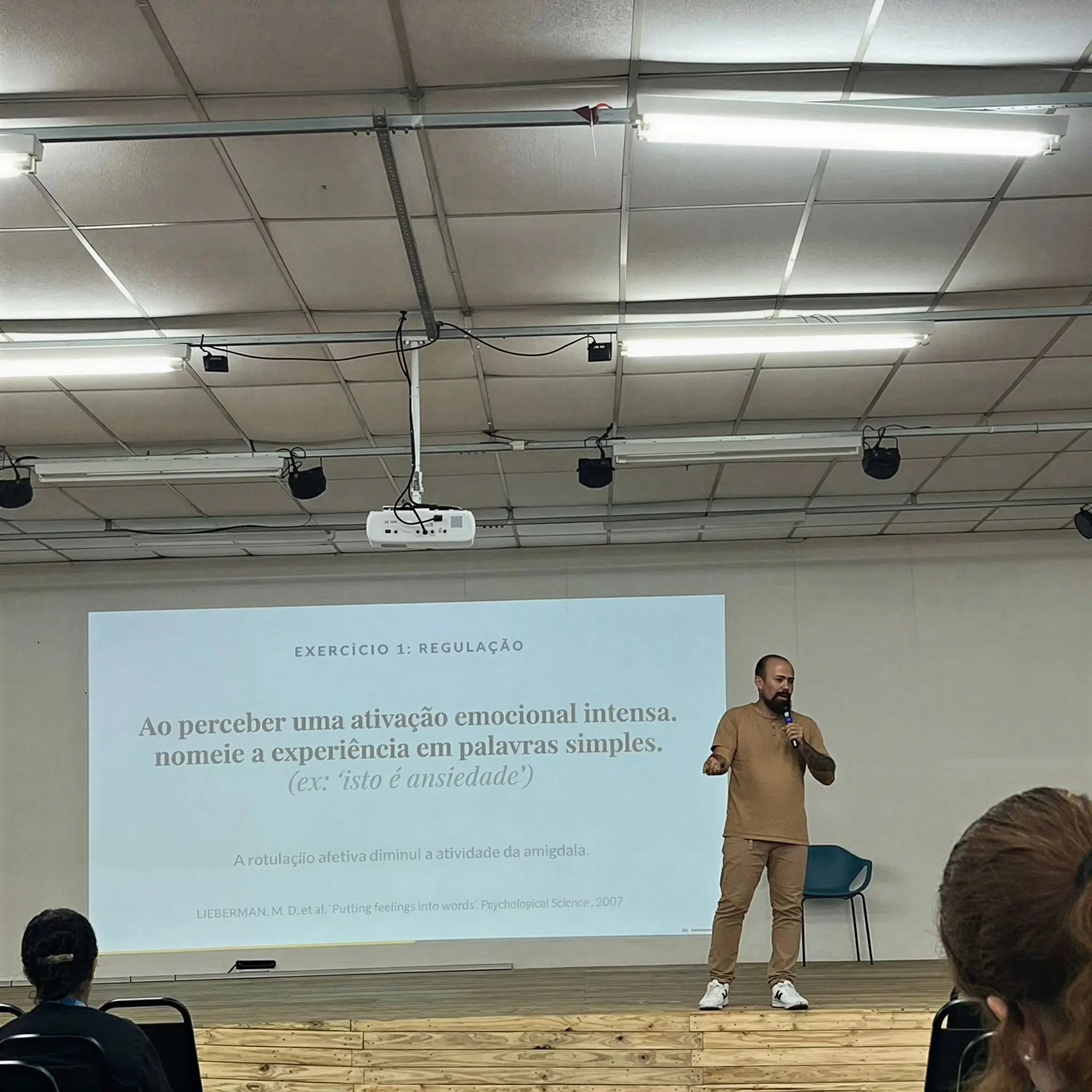 Yanco Paternó de Oliveira conduzindo palestra